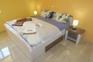 1 dormitorio con 1 cama con 2 toallas en Apartments Leon Nin en Nin