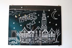un dibujo de una ciudad con las palabras Rusia en Hostel Lybeer Bruges, en Brujas