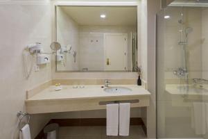 Ванная комната в Elba Madrid Alcalá