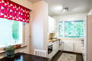 a kitchen with a red and white checkered flag at Apartamentos Joensuu - Kauppakatu 9 in Joensuu