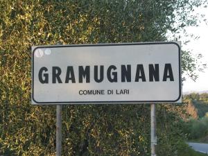 ein Straßenschild für ein Grammarama in der Unterkunft Borgo di Gramugnana in Usigliano