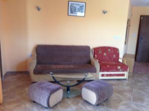 ein Wartezimmer mit einem Sofa und zwei Stühlen in der Unterkunft Tatjana Apartments in Nessebar