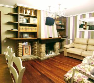 a living room with a couch and a fireplace at La Casa de Lorenzo in Laguardia