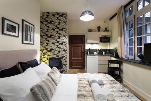 Cet appartement comprend une chambre avec un lit et une cuisine avec un comptoir. dans l'établissement Breizh Cocon by Cocoonr, à Rennes