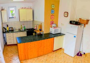 A kitchen or kitchenette at Penzión Gardoš