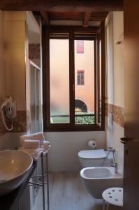 baño con 2 lavabos y 2 aseos y ventana en La Scarana, en Ferrara 13 fotos más