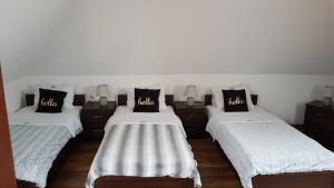 ドゥシュニキ・ズドルイにあるDom Supełekのベッド3台(枕付)が備わる客室です。