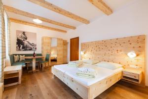 ein Schlafzimmer mit einem großen Bett in einem Zimmer in der Unterkunft Haus Mühlbacher - inklusive kostenfreiem Eintritt in die Alpentherme in Bad Hofgastein