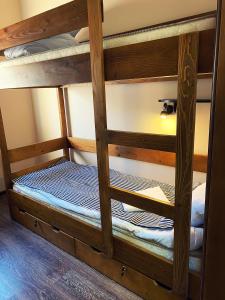 ウージュホロドにあるHostel Gulliverの二段ベッド2組が備わる客室です。