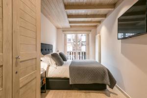 מיטה או מיטות בחדר ב-Val de Ruda Luxe 33 by FeelFree Rentals