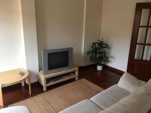 A television and/or entertainment centre at Ático Nuevo con vistas