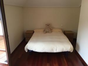 A bed or beds in a room at Ático Nuevo con vistas