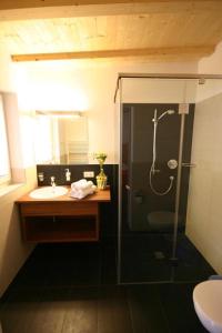 Koupelna v ubytování Hotel Mall + 30 fotografií