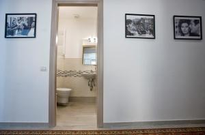 uma casa de banho com uma porta que leva a um WC em Fellini em Roma