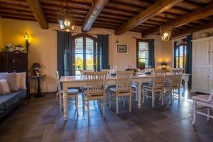 comedor con mesa grande y sillas en Villa Lestra, en Montelopio