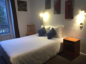 מיטה או מיטות בחדר ב-Hôtel de Londres
