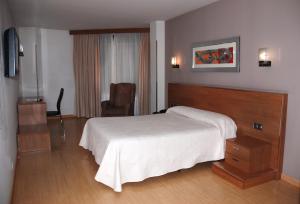 Postel nebo postele na pokoji v ubytování Hotel Villa de Cacabelos