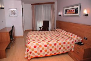 Postel nebo postele na pokoji v ubytování Hotel Villa de Cacabelos