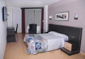 Postel nebo postele na pokoji v ubytování Hotel Villa de Cacabelos