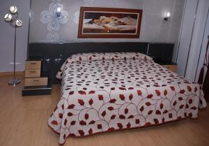 Postel nebo postele na pokoji v ubytování Hotel Villa de Cacabelos