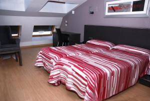 Postel nebo postele na pokoji v ubytování Hotel Villa de Cacabelos