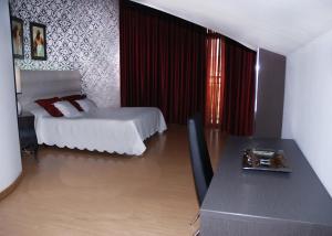 Postel nebo postele na pokoji v ubytování Hotel Villa de Cacabelos