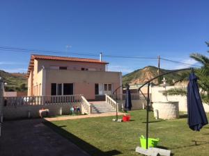ein Haus mit Rasen vor einem Haus in der Unterkunft Chalet Lujo Logroño in Agoncillo