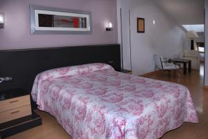Postel nebo postele na pokoji v ubytování Hotel Villa de Cacabelos