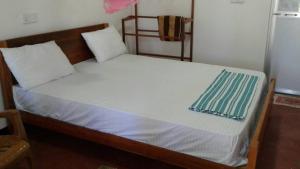 Letto o letti in una camera di Sai Seashell Rest Inn Nilaveli