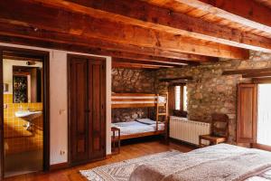 Cal Pesolet Eco Turisme Rural emeletes ágyai egy szobában