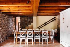 ein Esszimmer mit einem Holztisch und Stühlen in der Unterkunft Cal Pesolet Eco Turisme Rural in Bellver de Cerdanya