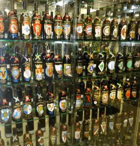 uma exposição de garrafas de cerveja numa loja em Hotel Villa de Cacabelos em Cacabelos