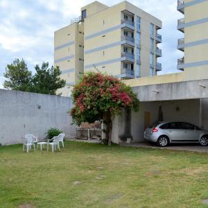 un coche aparcado en un patio frente a un edificio en Vía Lavalle Suites 1 en San Luis