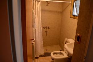 Ένα μπάνιο στο Vía Lavalle Suites 1 +5 φωτογραφίες