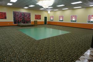 Cette grande chambre est dotée de moquette et d'un grand tableau. dans l'établissement RELAX INN, à Vineland