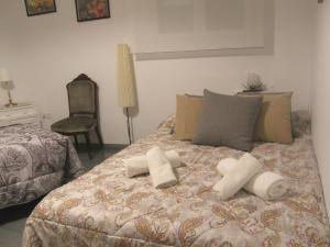 Ένα ή περισσότερα κρεβάτια σε δωμάτιο στο NUEVO! PUENTE DE PIEDRA a 5´del PILAR