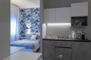 cocina y dormitorio con cama y lavamanos en Calcagno en Turín