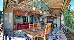 een eetkamer met een lange tafel en stoelen bij Container Luxury House in Mytilini