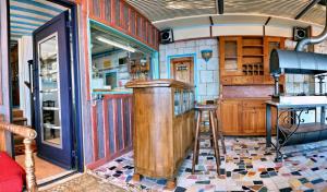 A kitchen or kitchenette at Container Luxury House