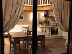 eine Küche und ein Esszimmer mit Tisch und Stühlen in der Unterkunft Gîtes de la maison du haras in Beuvron-en-Auge + 74 Fotos