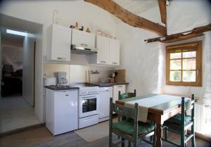 Kuchyň nebo kuchyňský kout v ubytování Relais Saint Aubin