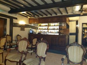 una stanza con sedie e un bar in un ristorante di Albright Hussey Manor a Shrewsbury