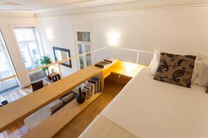 ポルトにあるLoft Ribeira - 3px - Spacious Flatのベッドとデスクが備わる小さな客室です。