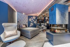 A seating area at Aktiv- & Wellnesshotel Bergfried