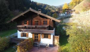 フィーホーフェンにあるChalet Glemmtal - Haus Dorfblickの小高い木造家屋