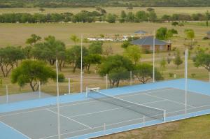 een uitzicht over de tennisbaan bij Arenas Blancas Cabañas & Suites in Nono