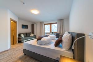 Pokój z łóżkiem z 2 poduszkami w obiekcie Hotel Bacher w mieście Riva di Tures