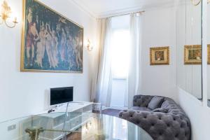 un soggiorno con sedia e tavolo in vetro di Prinsi Apartments a Roma