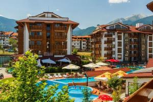 ein Resort mit einem Pool und einigen Gebäuden in der Unterkunft Belvedere Holiday Club ...VIP ap. in Bansko