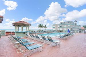 una piscina con tumbonas y un cenador en Hollywood Beach Tower by Capital Vacations, en Hollywood